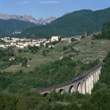 paese di poggio con sfondo alpi apuane archivio unione comuni Garfagnana